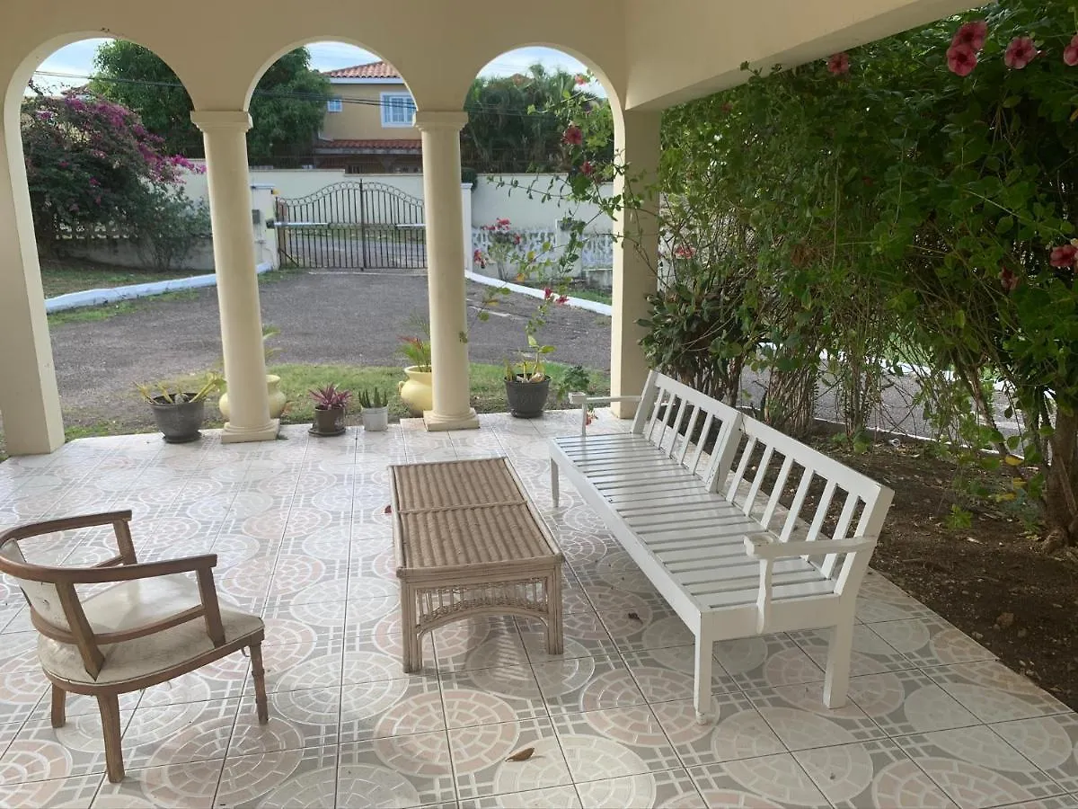Mango Walk Guesthouse Бухта Монтего